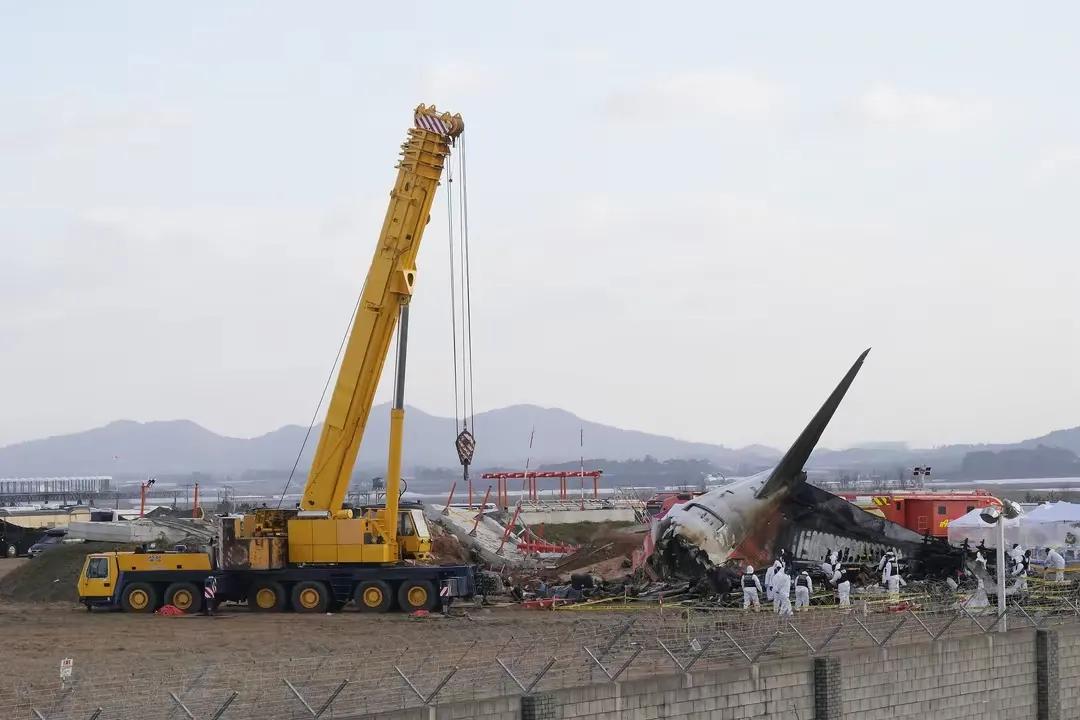 韩国飞机撞墙事故夺走了179位鲜活的生命，到现在，事故还在调查当中。
关于机场跑