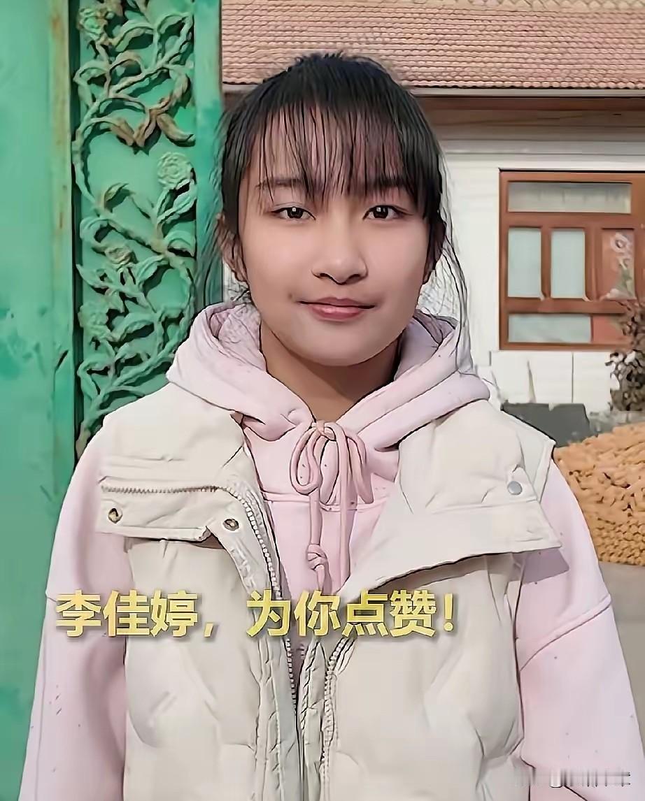 宁夏同心县的湖面结了冰，很冷的，大家都穿着厚厚的衣服，风也很大。有个小女孩，叫李