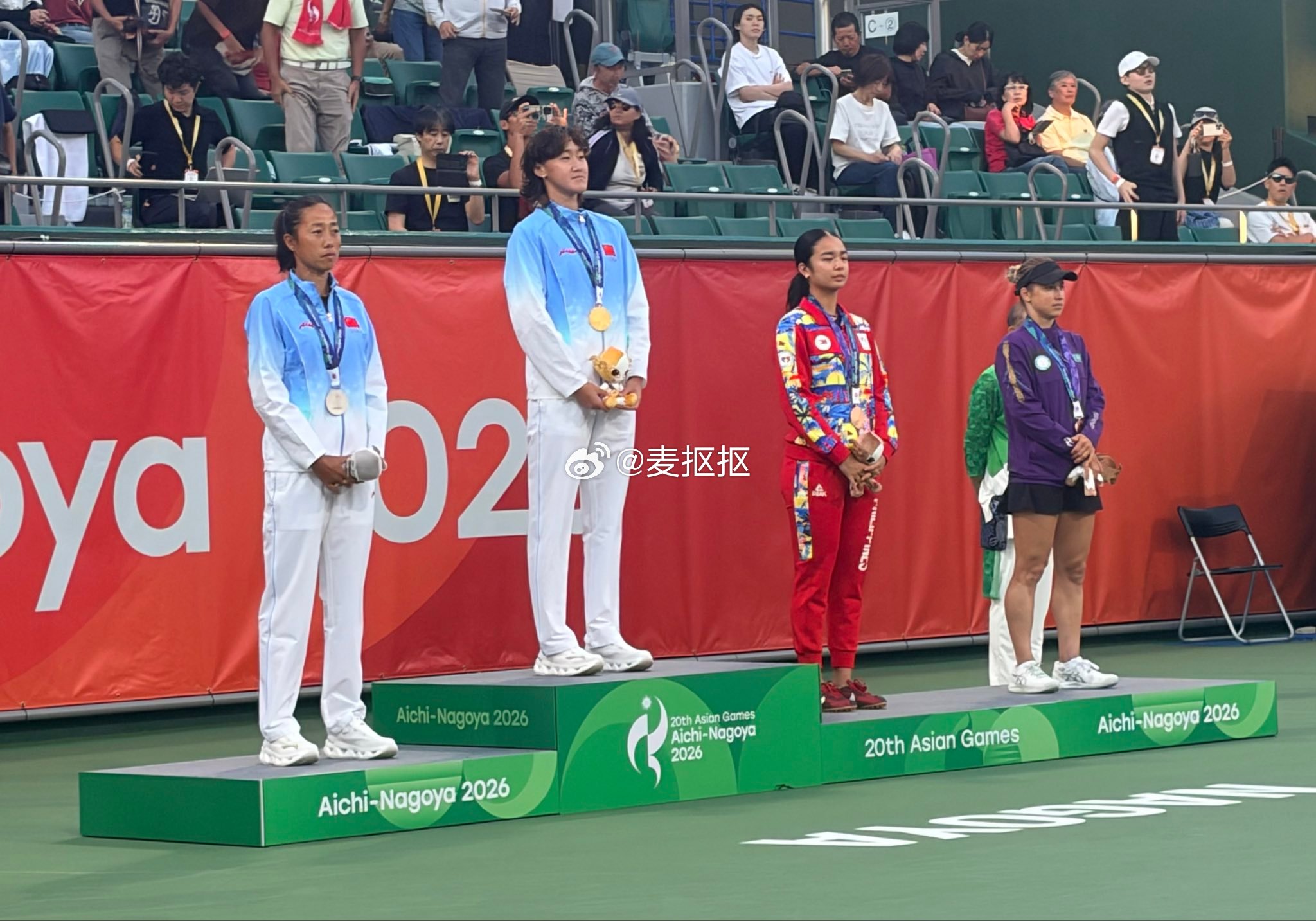 四名球员同时登上领奖台！🏅🎾庆祝亚运会网球女子单打奖牌得主：🥇王曦雨——中