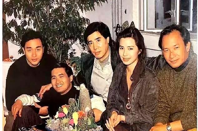 八六年那张合影，站C位的郑浩南，没人想到他能走这么远。
钟楚红转头拍风景，张国荣