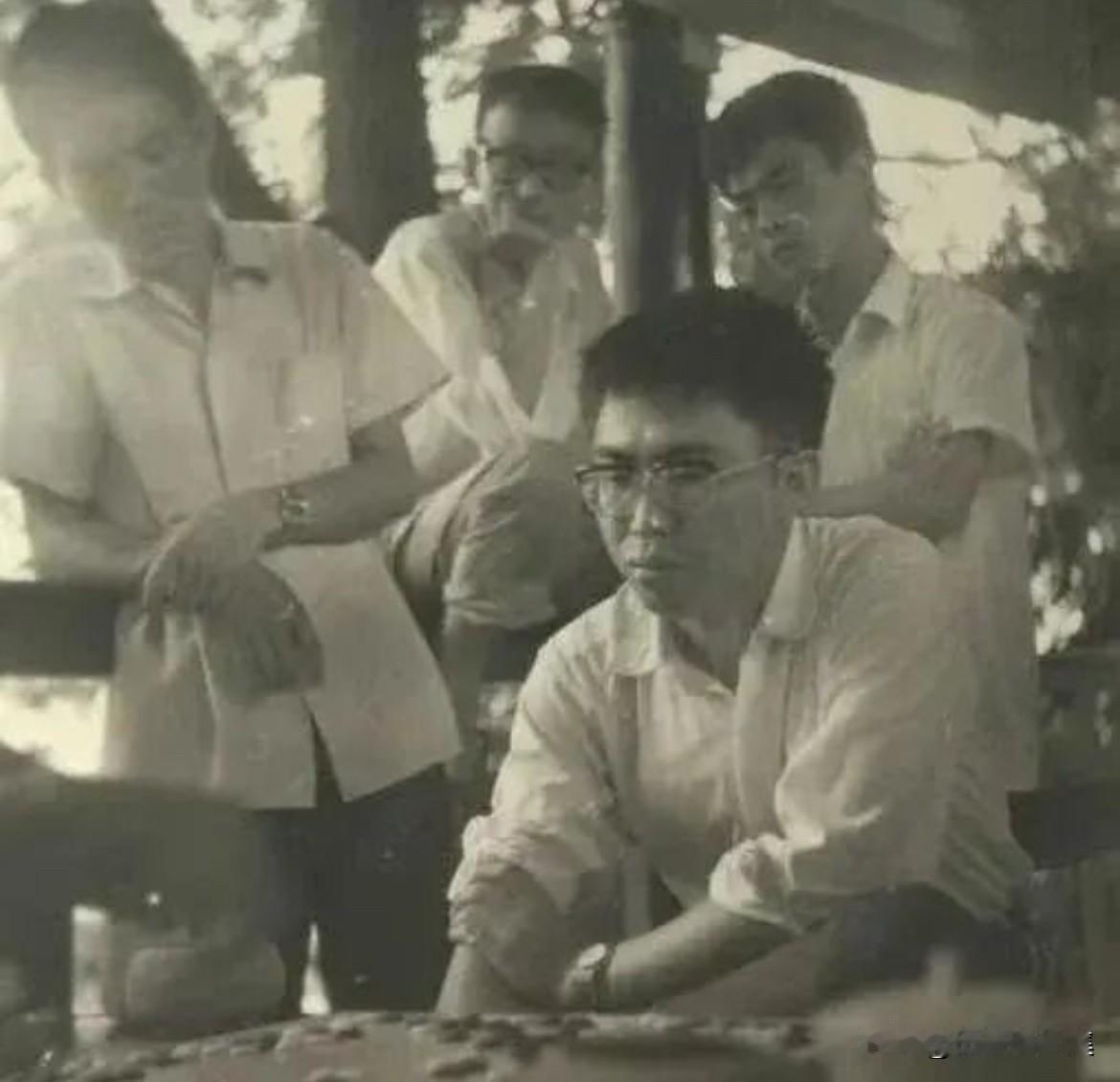 青年时代的聂卫平喜欢在公园与民间棋手切磋棋艺。东单公园，景山公园是围棋爱好者聚集