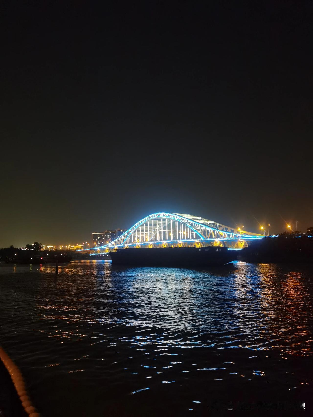 我认为不敢

不管自动驾驶吹得有多智能、有多先进，我始终不敢完全放心使用。
 