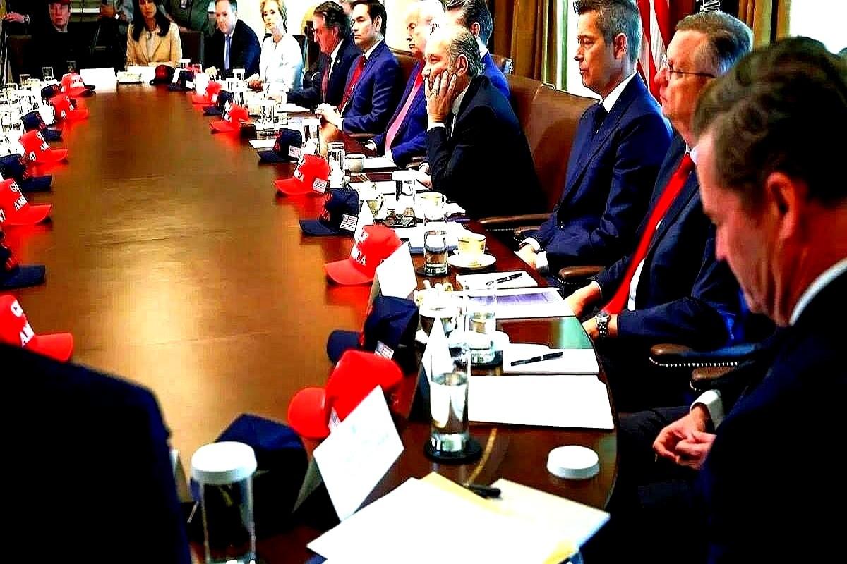 据路透社独家披露，本月初入侵前国家安全顾问华尔兹所使用通信平台的黑客，实际上窃取