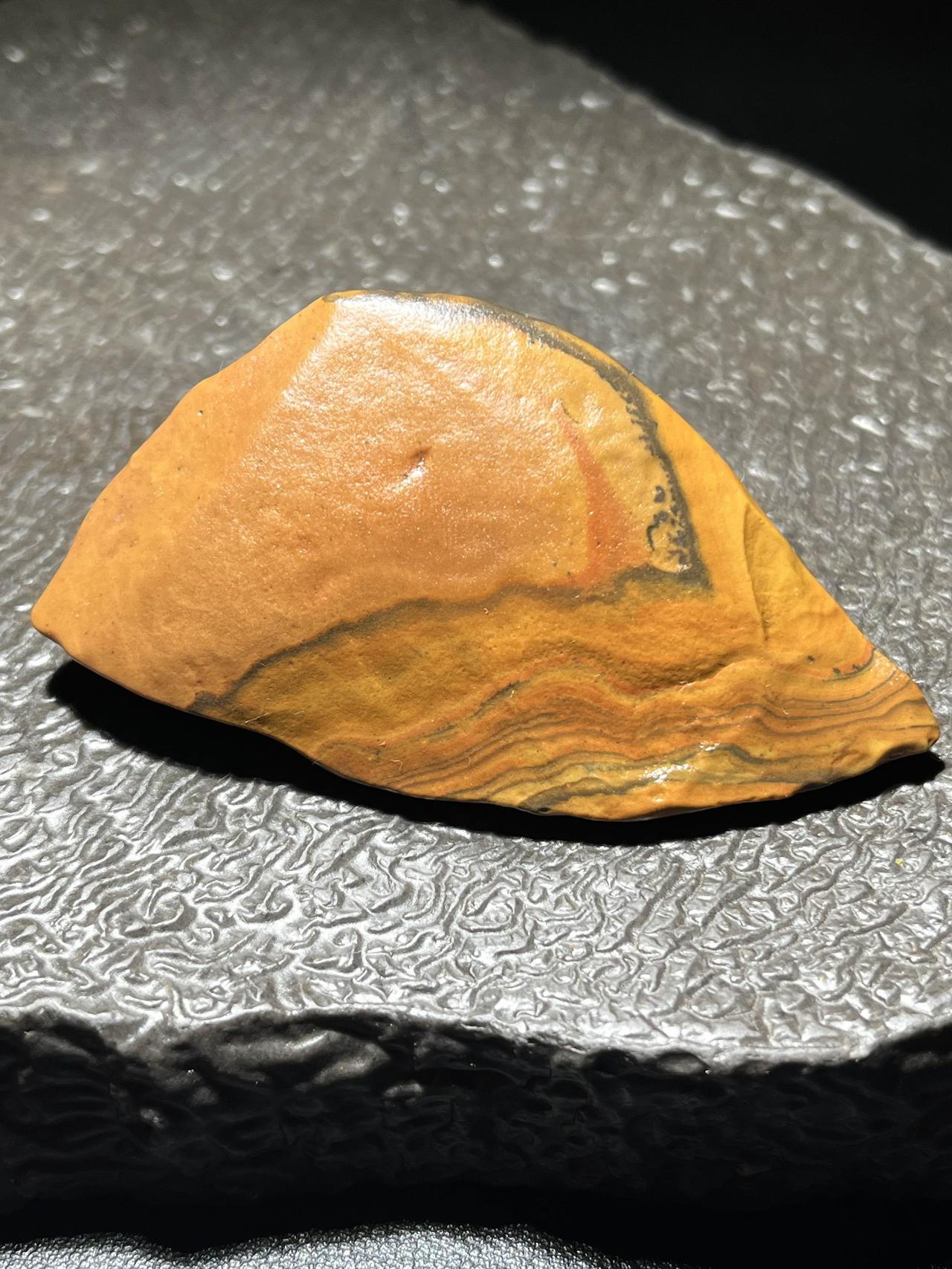 新疆彩泥原石
原石产自新疆哈密戈壁地表，色彩纹路像戈壁天然油画🎨
亿万年风沙凝