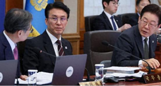 韩国自家26艘船被困在霍尔木兹海峡，卡那儿动不了，实在没办法居然直接把所有船舶的