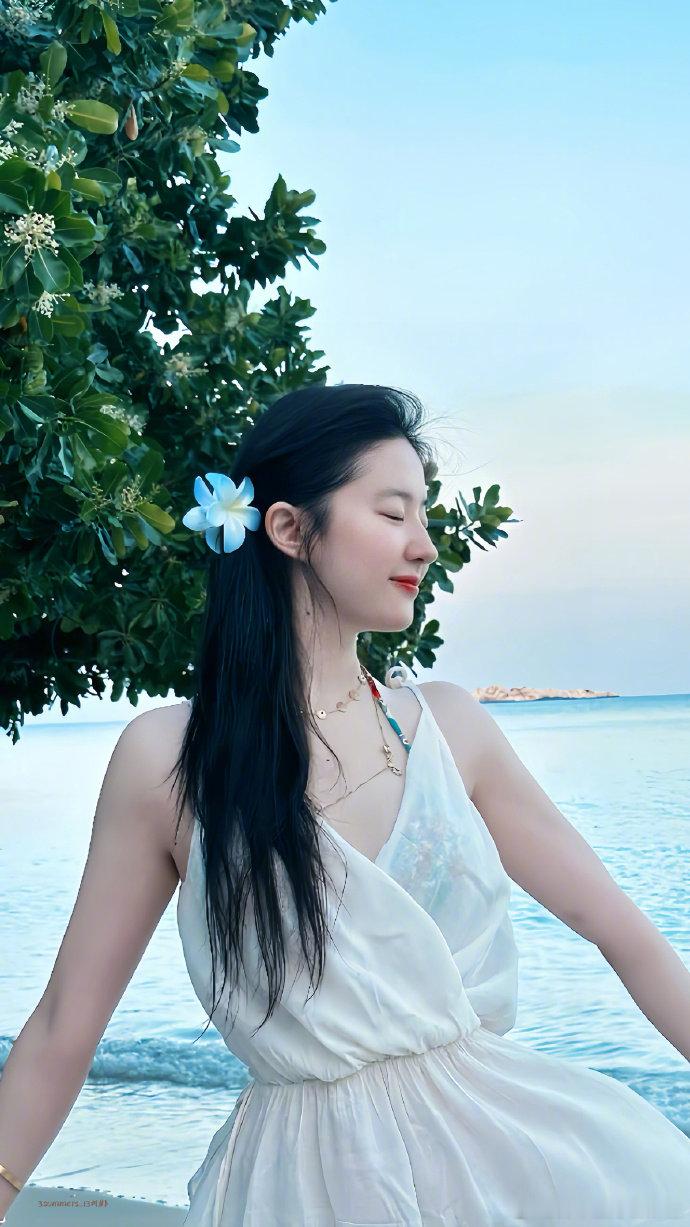 #刘亦菲度假十八宫格#刘亦菲一下子发了十八宫格，太美啦！ ​​​
