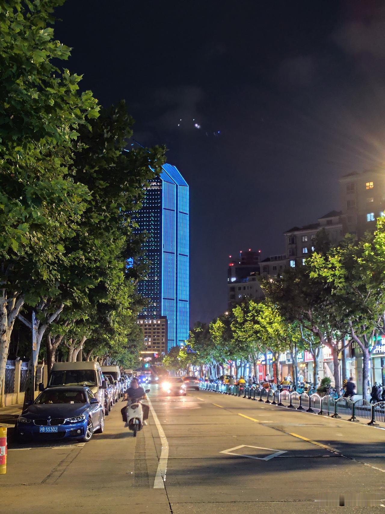 分享你随手拍的风景夏夜高楼闪蓝光！