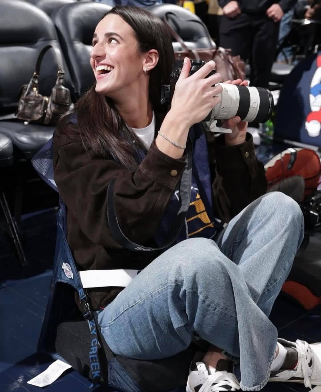 克拉克看到詹姆斯眼睛都直了，喜欢一个人的眼神是藏不住的。凯特琳克拉克洛杉矶湖人