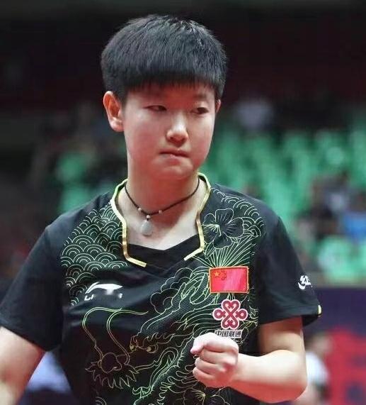 孙颖莎21天杀进世界前十 九年前的今天，孙颖莎通过升降赛调入一队，世界排名？压根