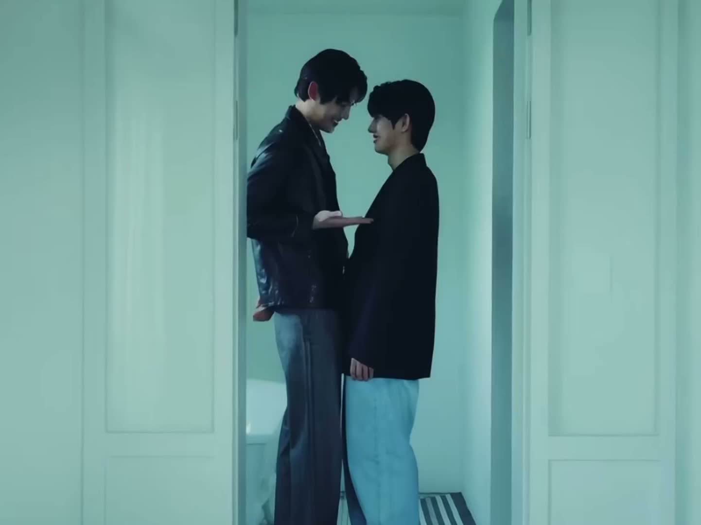 细看这一段是kys先伸的手最后却是朴咻拉住的他 