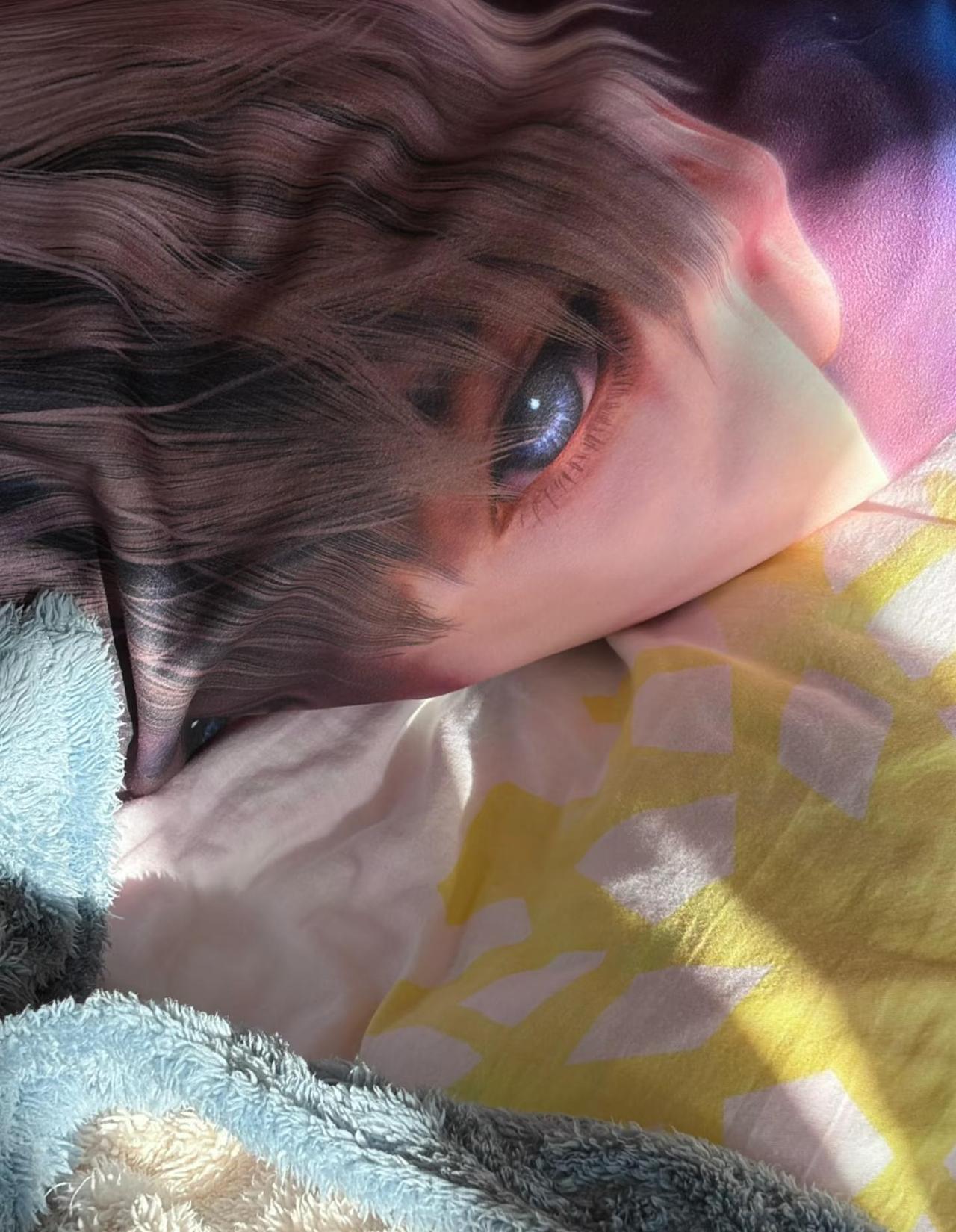 一些破次元瞬间
刚好有一个圆形光斑投到眼睛上，光斑形状刚好和瞳孔重合，显得眼睛更