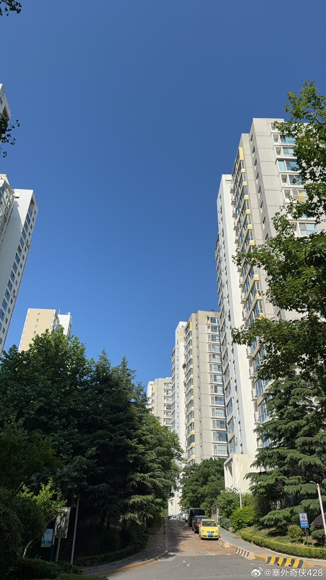 读书    小巷  顾城·当代 小巷 又弯又长 没有门 没有窗 你拿把旧钥匙 敲
