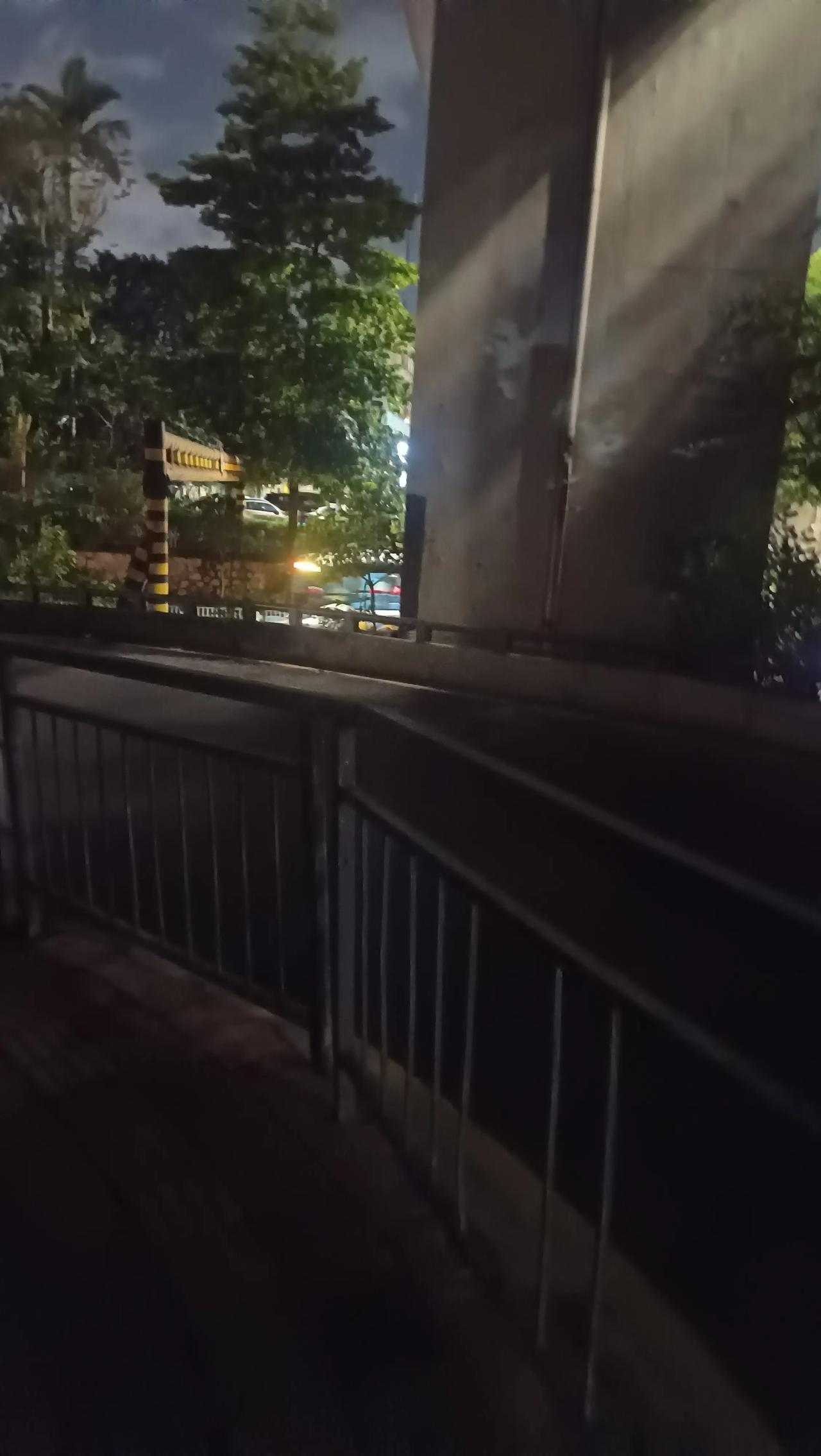 大深圳可是一线城市，靠近布吉街的桥洞黑呼呼的，连个路灯也没有，太不方便了，[捂脸