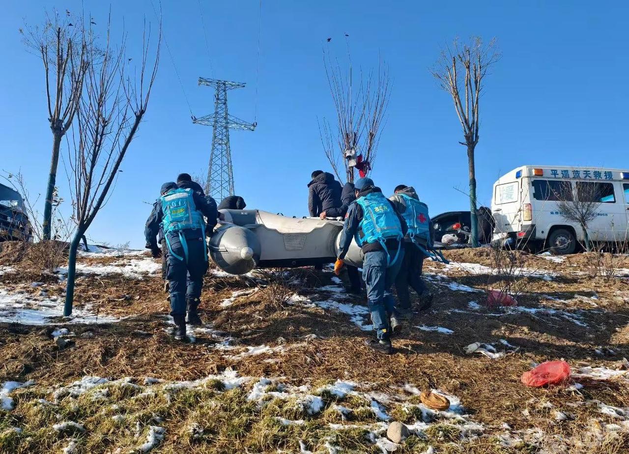 青年大学习的目的永远在于改造世界。天很冷，划船弄湿了裤子，手套也结冰了，手冻的通