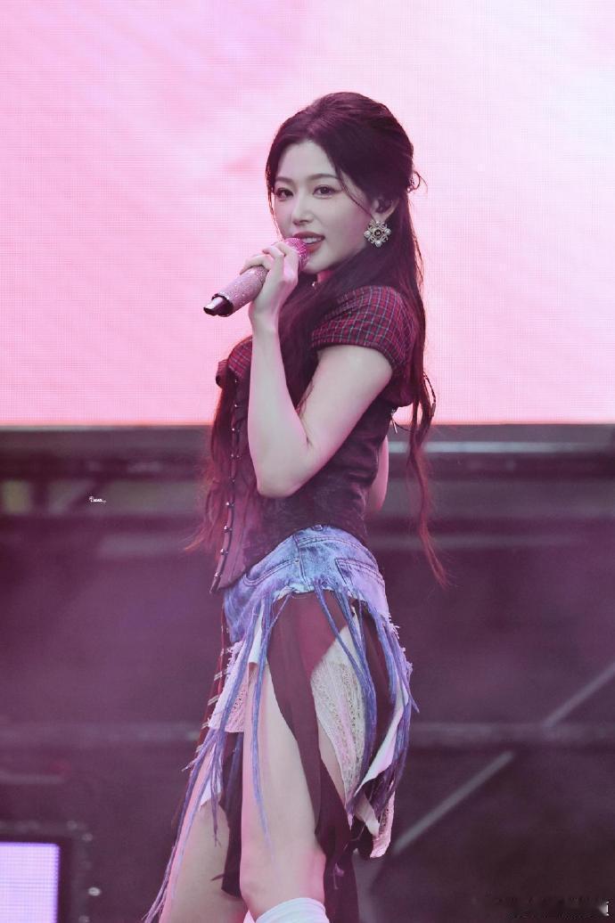 周洁琼孔雪儿终于想起自己是爱豆了周洁琼孔雪儿的舞台感染力好强，活力四射又带着小性