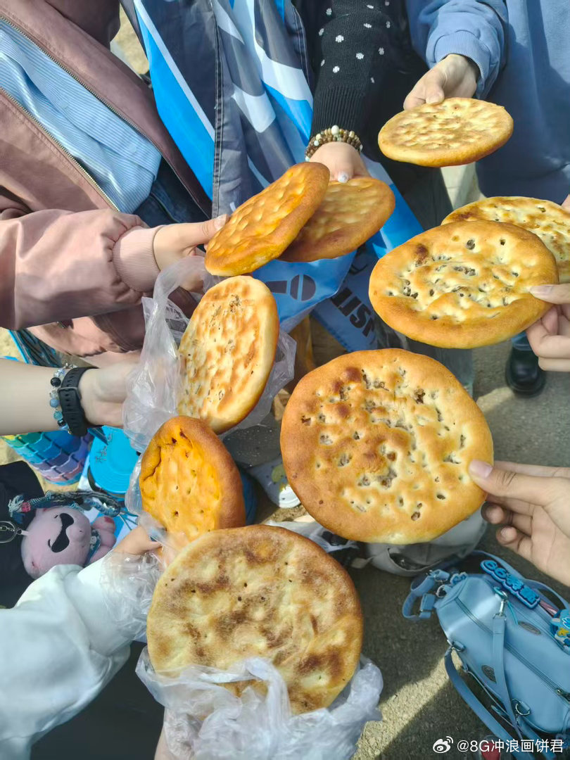 谁懂啊！他永远把粉丝的感受放在第一位，明明自己赶行程已经很累了，还记得要给大家带