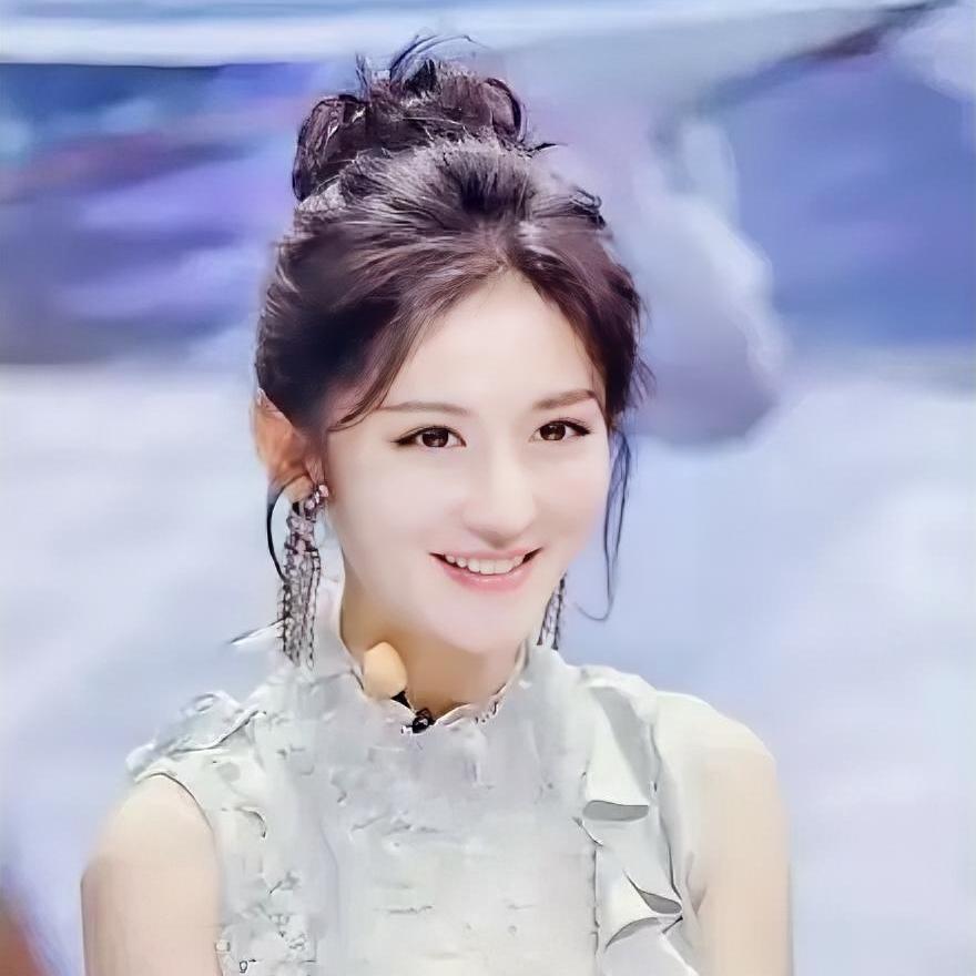 我朋友在电视台工作，
她见过谢娜，
她悄悄的跟我说，谢娜并不是大家想象的那个样子