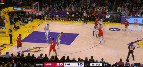 内线被打穿！湖人这防守真难评！
在今天NBA圣诞大战湖人与火箭的第一节比赛中，申