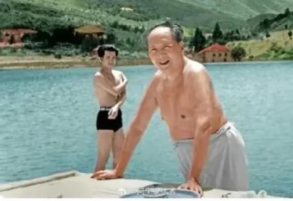 毛主席喜爱🏊🏻游泳，这是全地球人都知道的事儿。毛主席在建国后，42次横渡长江