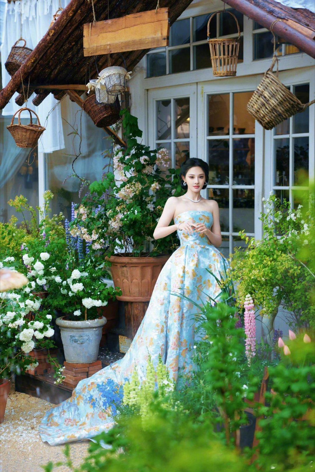 彭小苒碎花礼服温婉又灵动，碎发修饰得恰到好处，搭配钻石项链和抹胸礼裙，完全是公主