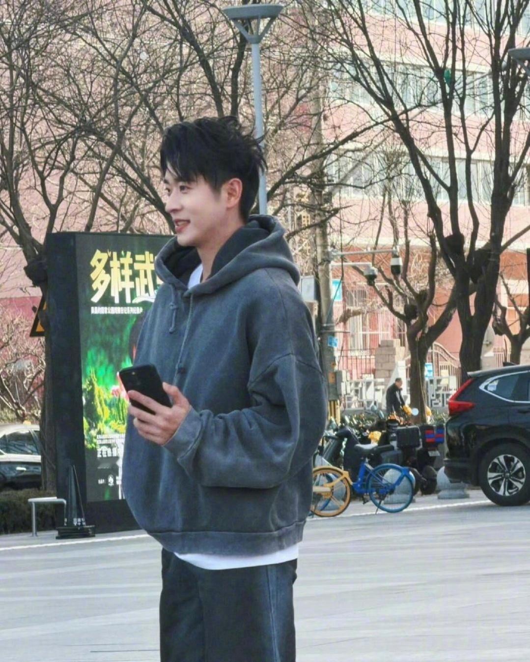 路人镜头下的丞磊 丞磊这生图状态也太绝了！原相机直出无滤镜，清爽干净的穿搭，温柔
