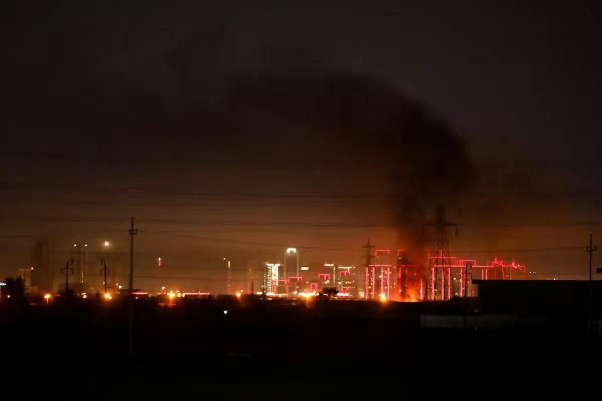 八轮猛轰！美军基地陷入火海，伊拉克武装放话：再嚣张还有下一轮

伊拉克抵抗武装对