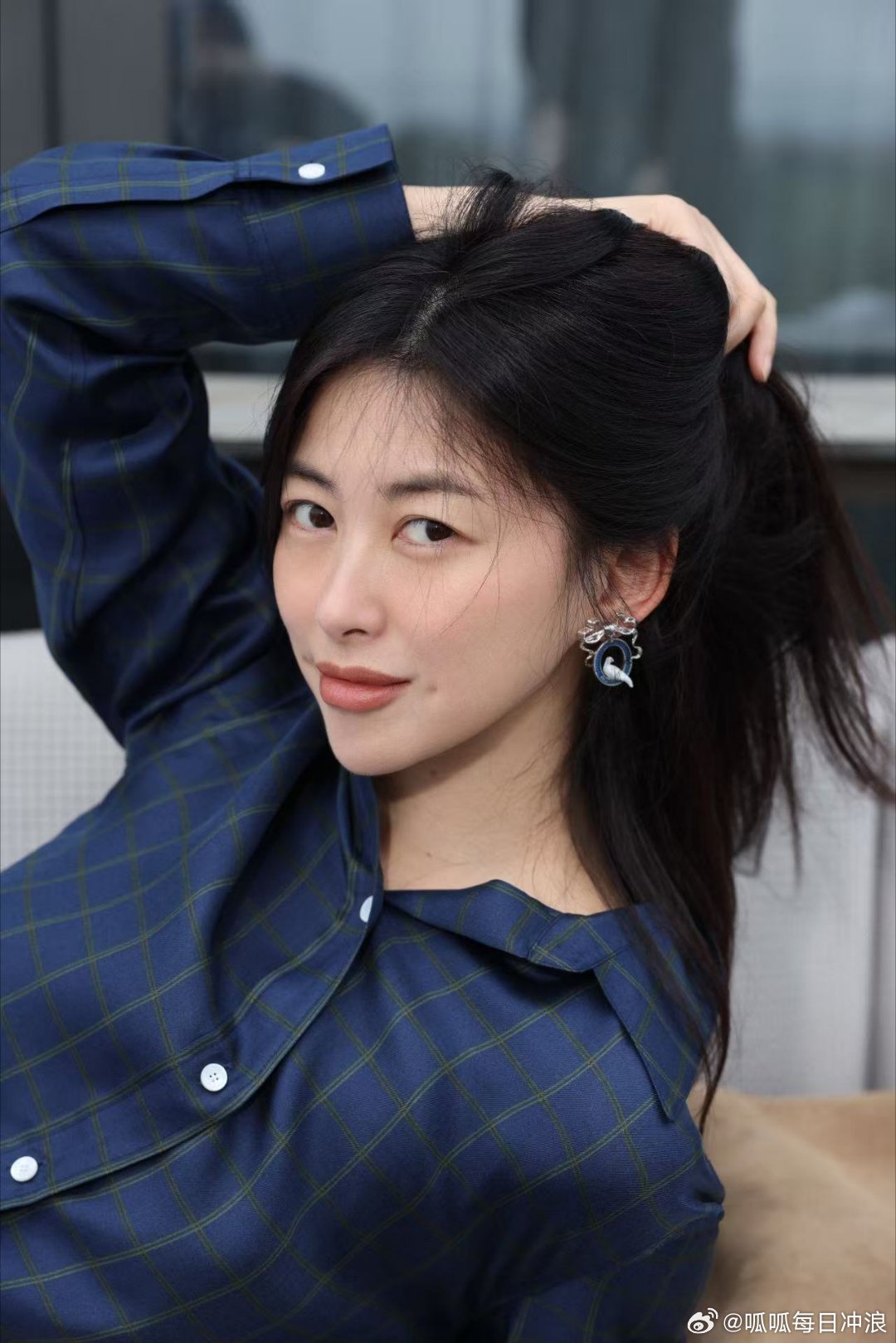 朱珠淡颜骨相朱珠最近的大片都好美啊～ 两套造型，一套蓝色休闲一套长裙优雅！淡妆浓