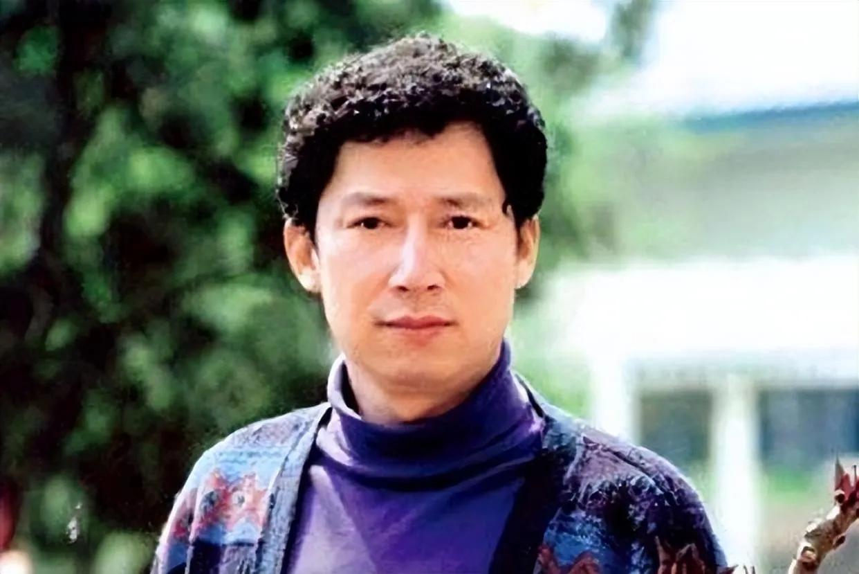 李春平从美国回来后去找他的初恋女朋友，为了表示对女朋友的愧疚，他拿了200万支票