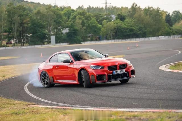 #汽车资讯# 【宝马M2配备MPP套件，多伦多红是你喜欢的吗？】宝马G87 M2