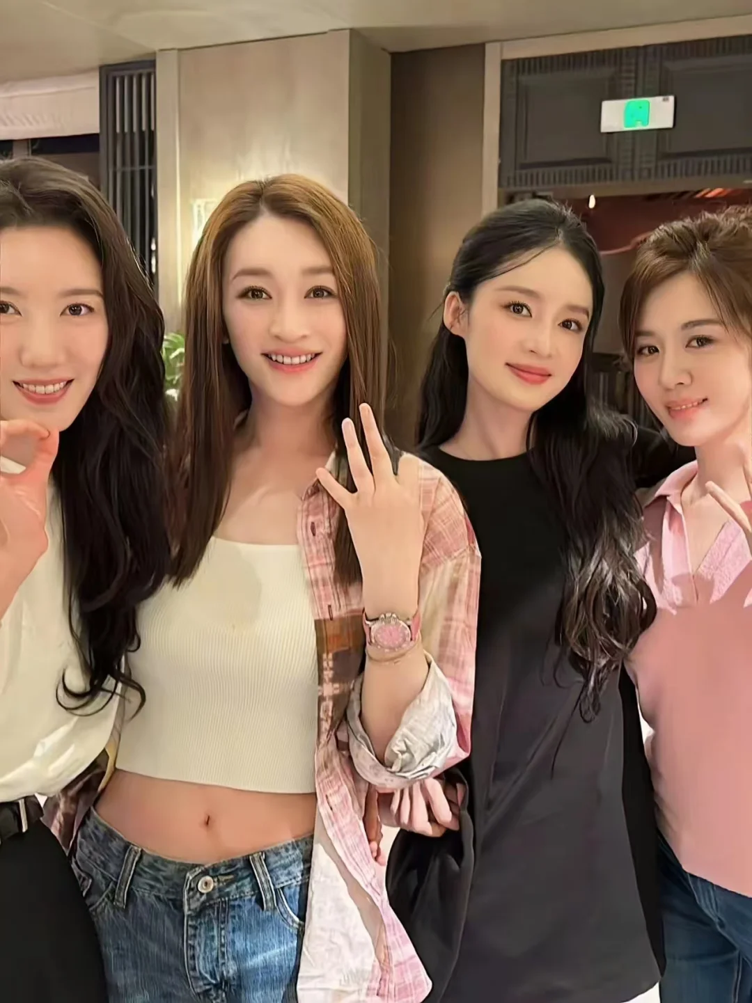 要说李沁和李小冉谁颜值最高，还真不好判断。一起美到发光