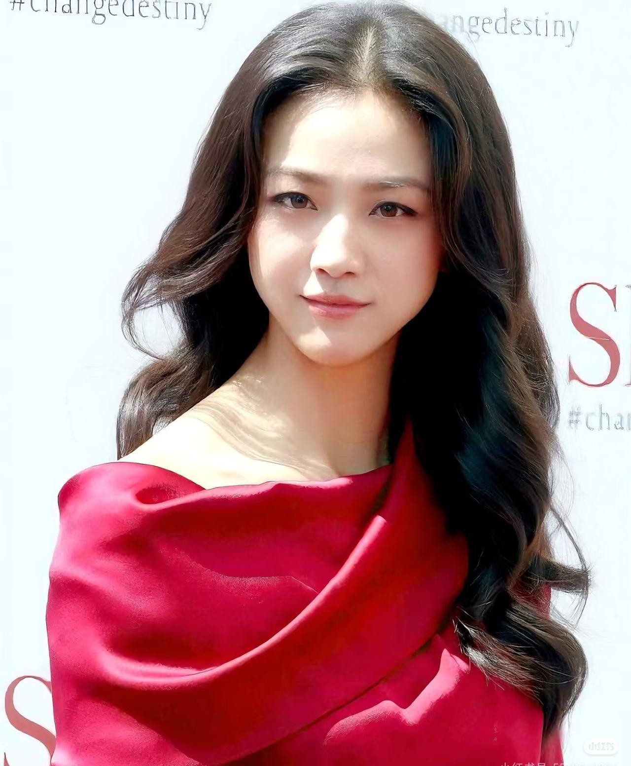 把地道的回锅肉，硬掰成不食人间烟火的“香菇菜心”，这人设包袱得有多重？
女神连