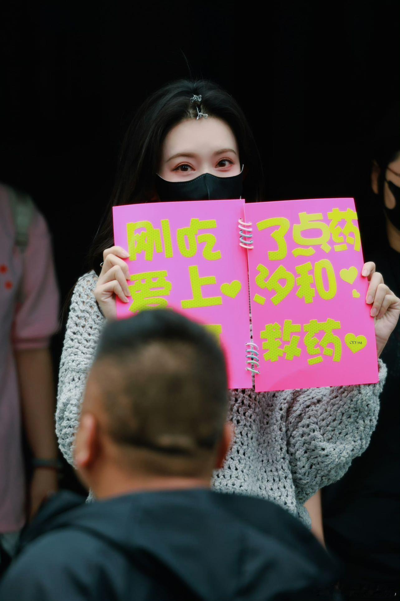 孟子义hi6上班发礼物建议剧宣都按照这个标准卷起来，孟子义这波剧宣很真诚了，所以