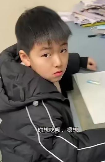 江苏有个7岁男孩童童，最近让好多人心软得不行。

2025年江苏一个重组家庭里，