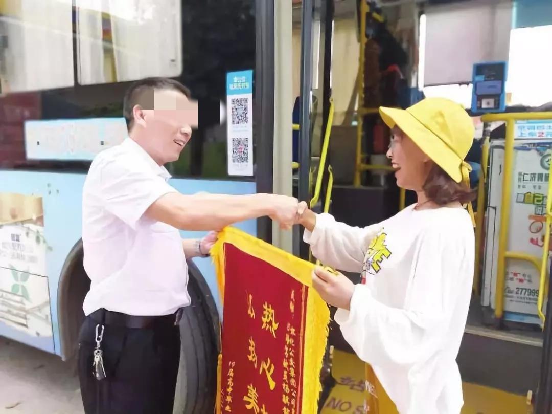 湖南高三女孩深夜追公交，提出