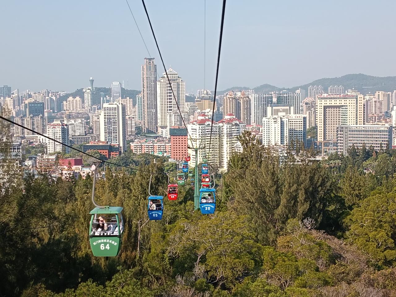 坐索道喽
还蛮好玩的