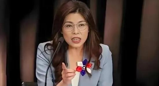 堂堂国民党主席郑丽文站在千百人聚集的宴席聚光灯下，突然指着自己大声宣告：“我父亲