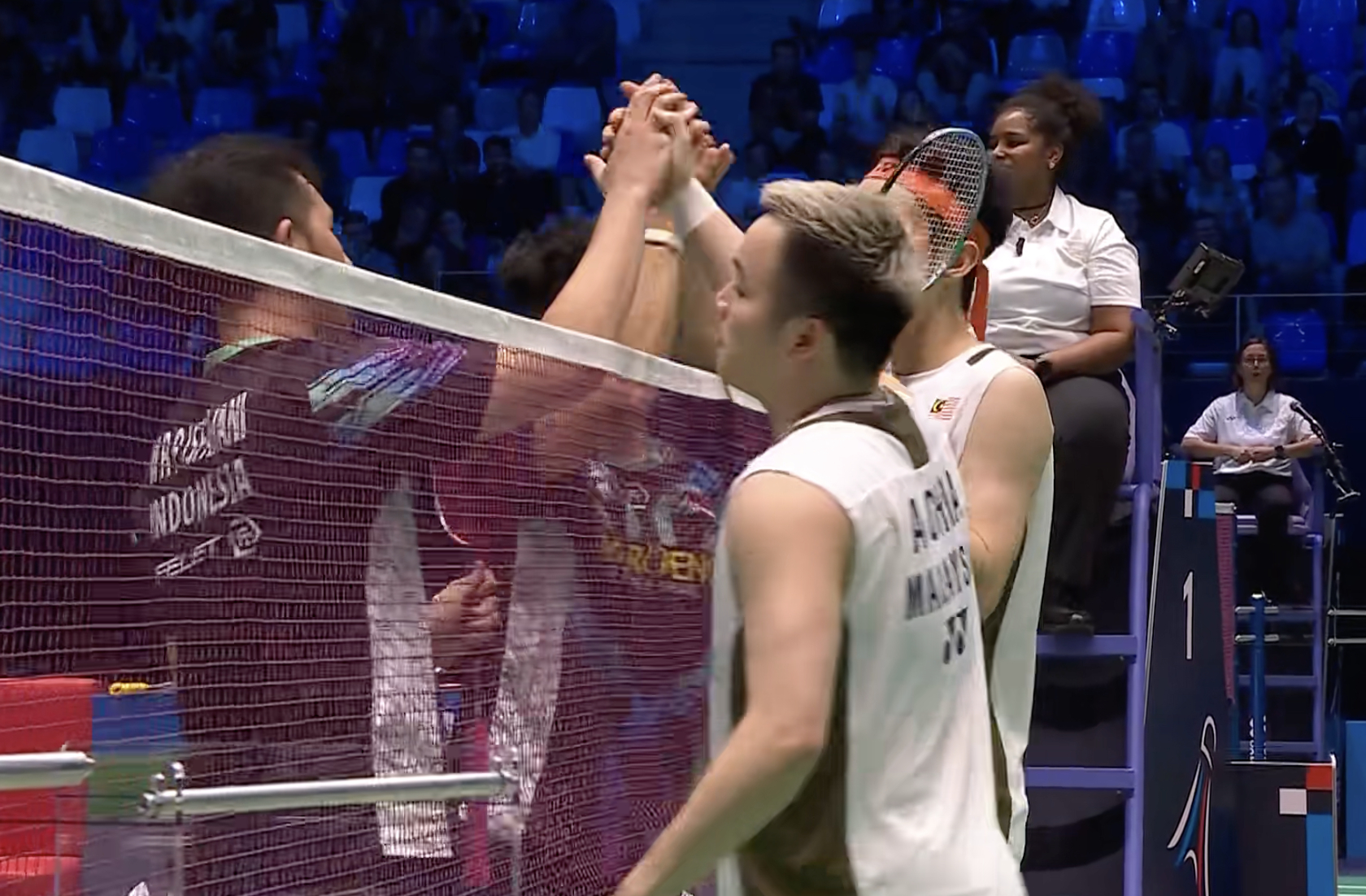 谢定峰/苏伟译🇲🇾 21-19、16-21、21-19 🇮🇩咖塔曼/伊斯