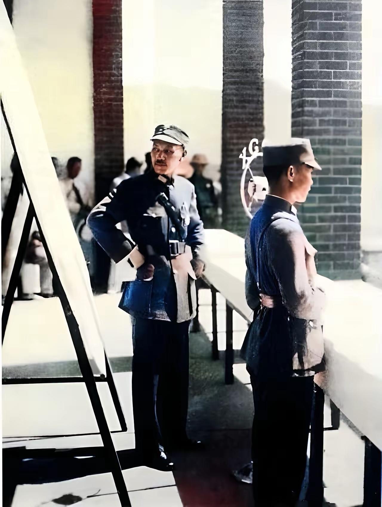 1931年，上海几千名学生到南京，要求出兵抗日。蒋介石给出两个选择：编入义勇军受