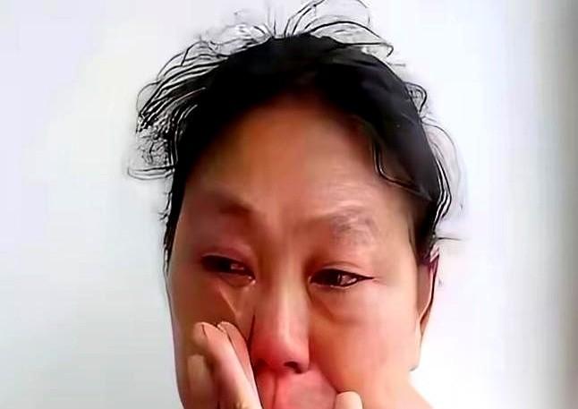 上海一个五百人的业主群，半夜“嗡”地震了一下。
一位阿姨发了张截图，上面是她儿子