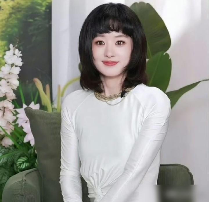 昨天晚上七点，赵丽颖空降馥绿德雅天猫直播间。
这次她换了新发型，下巴长度的齐刘