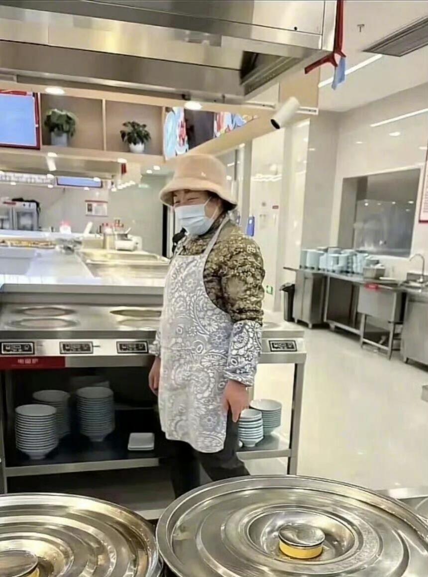 刘强东父母现身京东食堂做饭

百亿富豪父母食堂帮厨，小马扎上摘出质朴家风

京东