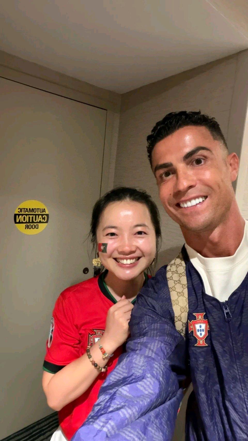 2026年7月，一位中国女球迷的经历让无数人羡慕不已。先是酒店电梯监控视频疯传，