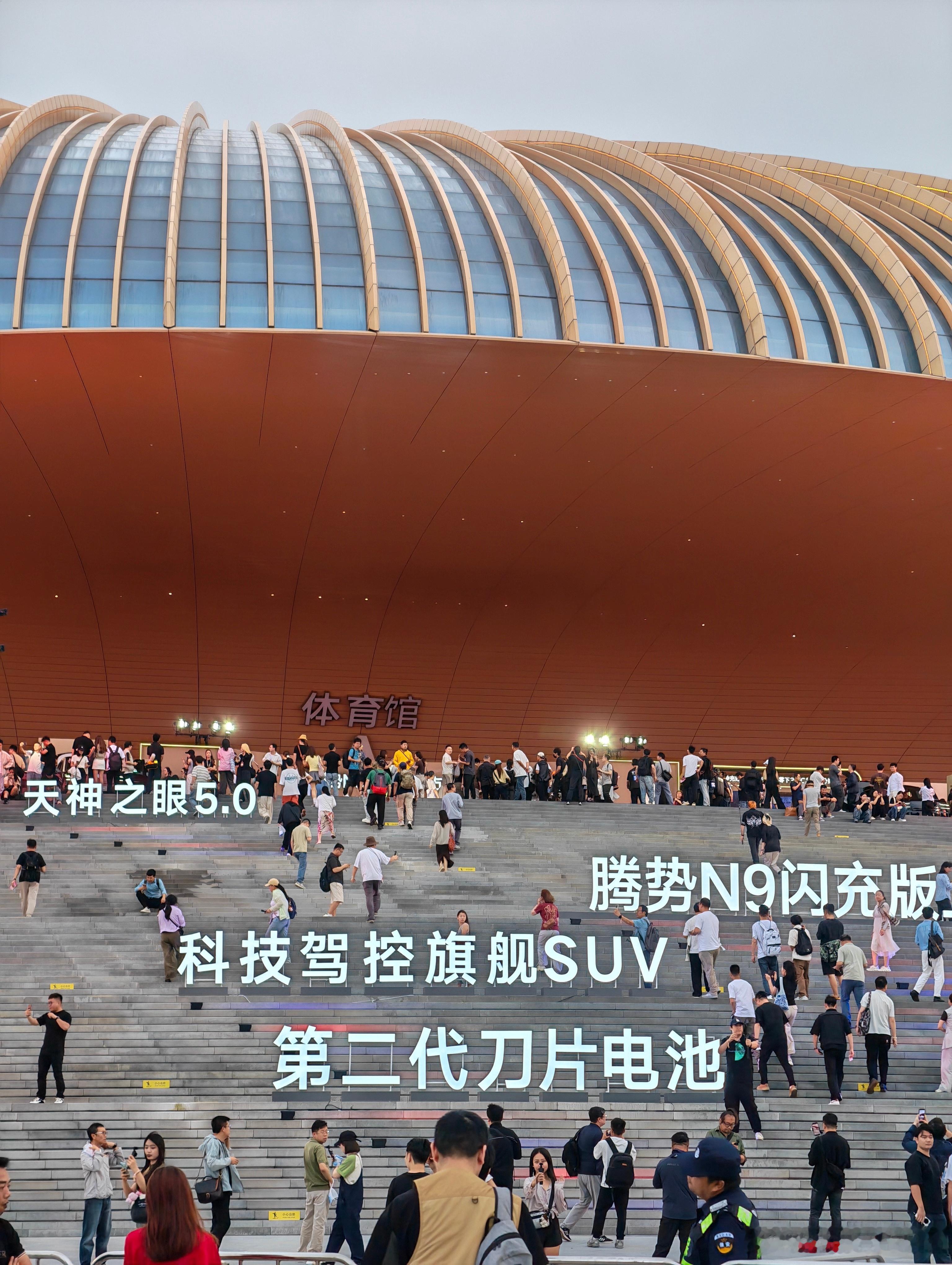 到腾势N9闪充版发布会现场啦，这次的排场相当大，毕竟产品力足够强而且代言人王力宏