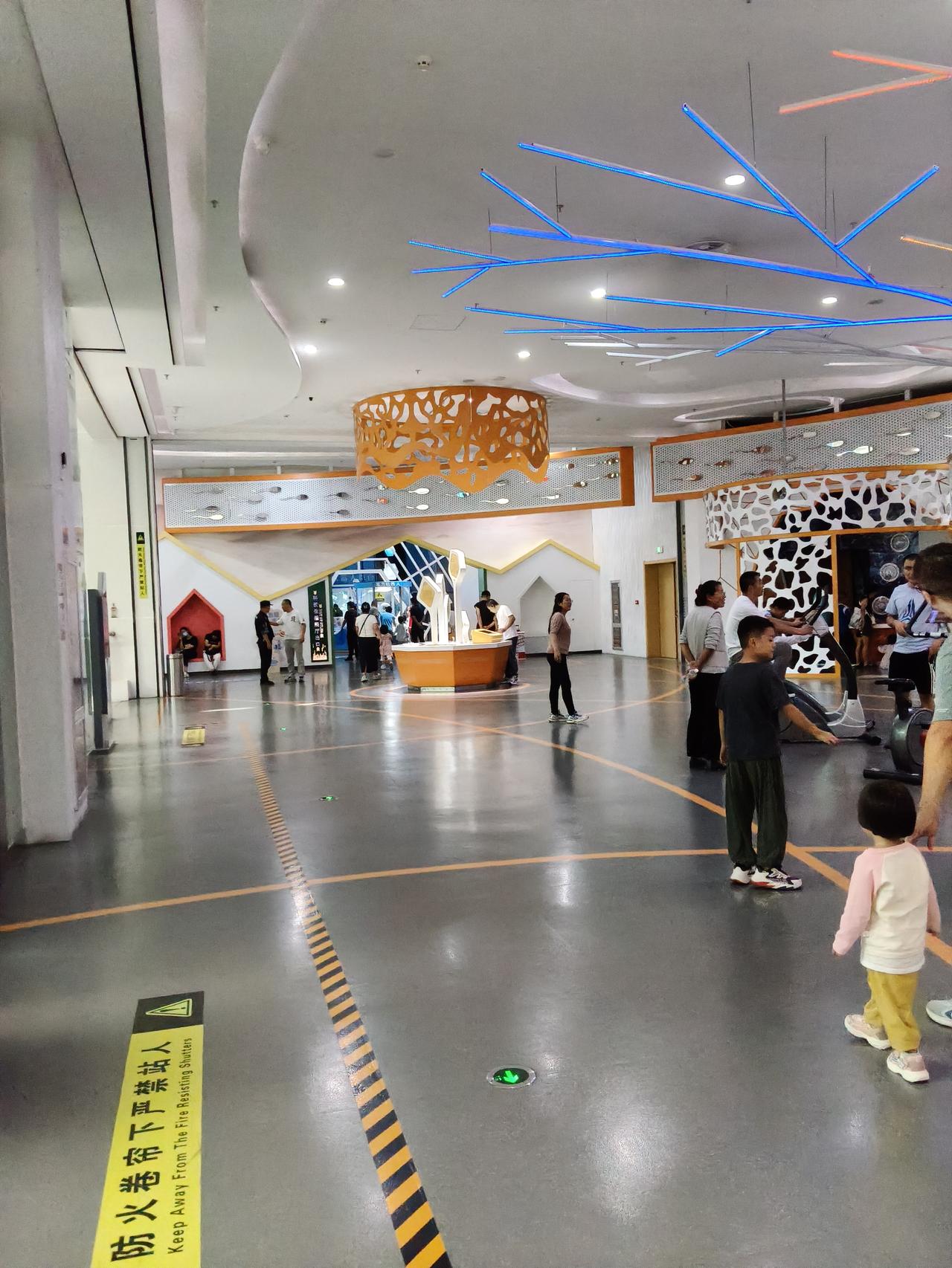 孩子平时淘气，在家里不好管，那么作为家长应该带到这里来学习知识开拓眼界。