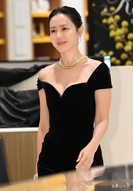 谁说孙仙是娇滴滴的甜妹？明明是玄彬的“复刻版”！
度假归来的孙艺珍状态绝了，黑裙