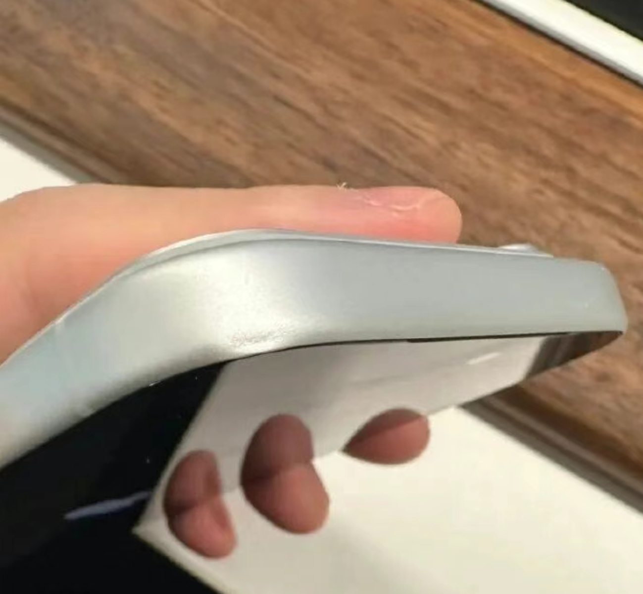 【#苹果客服回应iPhone17系列新机凹陷#】9月19日，iPhone 17系