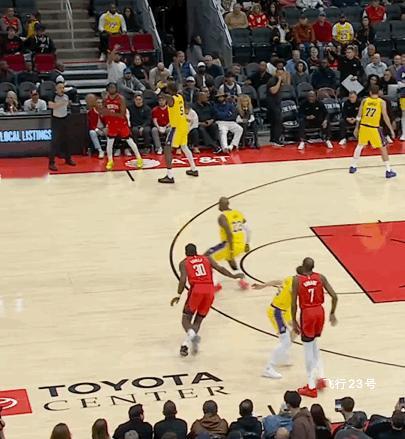 里弗斯还挺懂事！
下快攻还是会传给紧跟自己的老詹。
老詹不容易啊，41岁了还永不