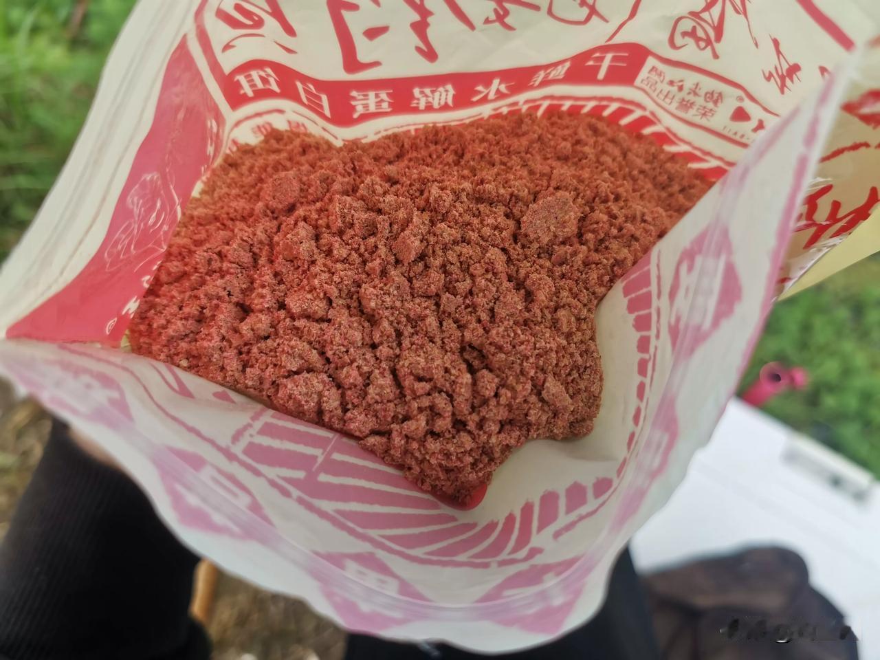 降温、天气冷，用什么饵料好？很多钓友都在纠结这个事，其实如果是钓鲫鱼我觉得用蚯蚓