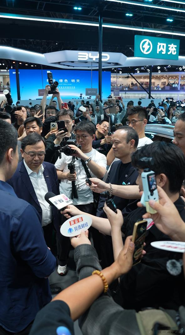 李想现身腾势展台！前前后后和王传福、李慧交流并体验了闪充还看了超跑Z挺长时间，看