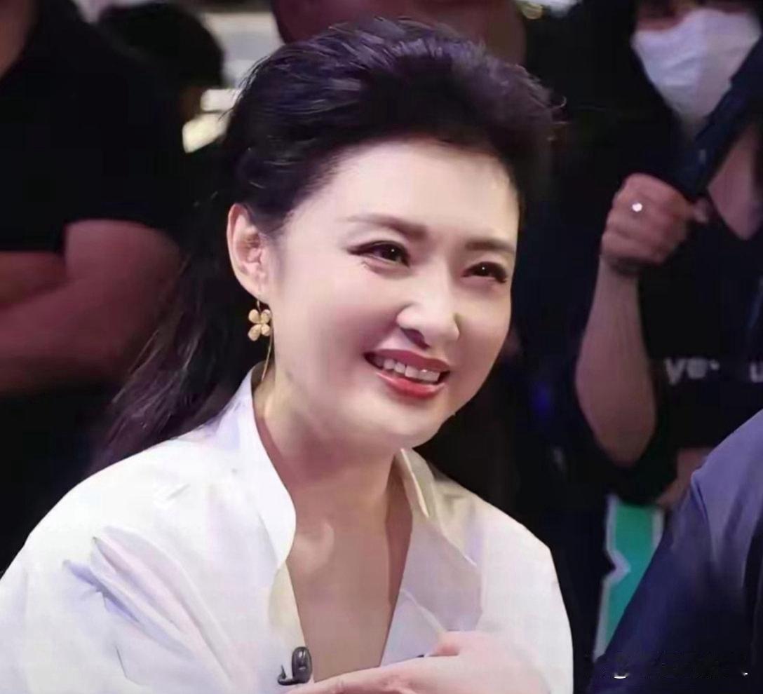 周涛如今已然59岁，肌肤与精神状态都格外年轻亮眼。 